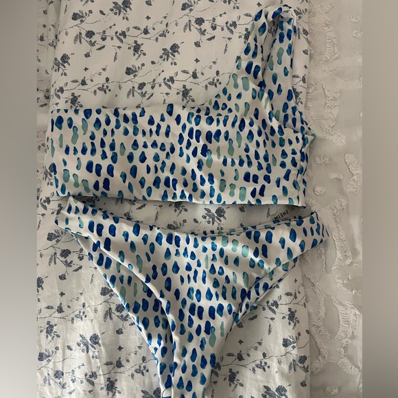 Bathing suits - Picture 2 of 5